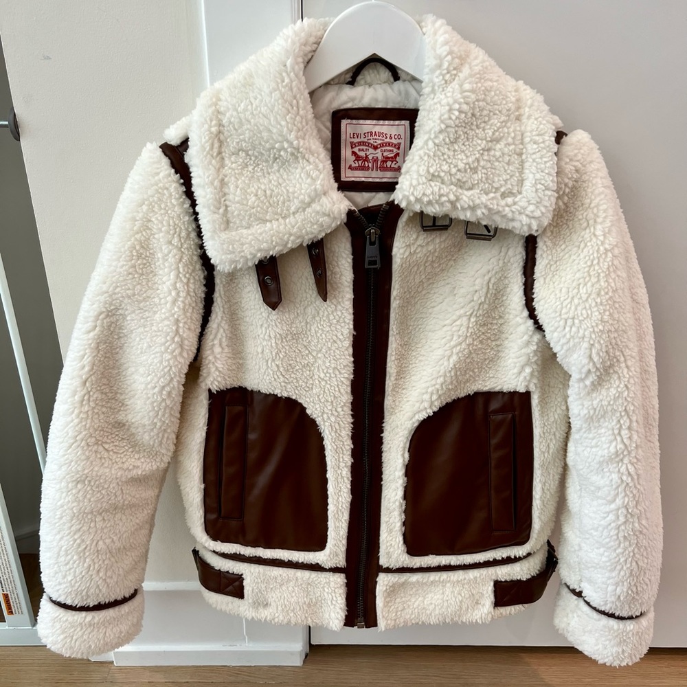 Levi’s cream Sherpa jacket with brown leather details. Size XS. Like new!